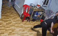 Xôn xao clip con trai đánh mẹ gãy tay tối mùng 3 Tết