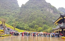 Khách đổ về Ninh Bình du Xuân, nhiều điểm du lịch quá tải