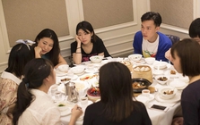 Đi họp lớp tưởng là màn khoe của, ai ngờ đứa nghèo như tôi vừa xuất hiện lại được cả lớp tung hô hết lời