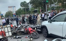 Tài xế ô tô 62 tuổi nghi đạp nhầm chân gây tai nạn cho 12 xe máy đang chờ đèn đỏ ở Hải Phòng