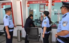 Thấy khách hàng mới mở tài khoản được 4 ngày đã nhận hơn 752 triệu đồng rồi rút ngay 225 triệu, nhân viên lập tức báo công an