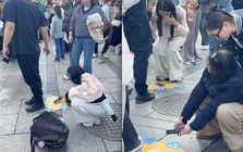 Du lịch Trung Quốc, khách Việt dở khóc dở cười khi ai cũng để điện thoại xuống đất