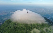 Ngọn núi tâm linh cao nhất miền Nam đón gần nửa triệu khách trong vài ngày qua