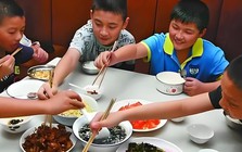 Một buổi liên hoan khiến tôi nhận ra gia đình không có quy tắc còn đáng sợ hơn cả nghèo đói