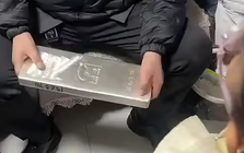 Cậu lì xì cho cháu gái 5 tuổi thỏi bạc 15kg trị giá 1 tỷ đồng