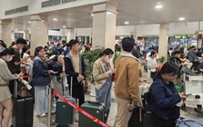 Người dân ùn ùn trở lại TPHCM, sân bay Tân Sơn Nhất  đón khách kỷ lục
