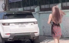 Mỹ nhân quay lưng bước đi để lộ suối tóc dưới nắng, netizen khen hết lời