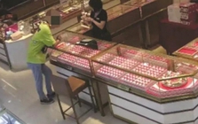 Phát hiện vị khách 34 tuổi liên tục chi hơn 82 triệu đồng mua vàng mà không cần hỏi giá, nhân viên cửa hàng lập tức báo cảnh sát