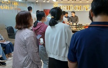 Người dân TPHCM đổ xô mua vàng, bạc, gửi tiết kiệm ngay ngày làm việc đầu năm