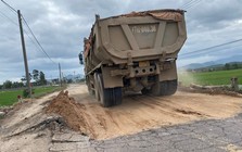 Yêu cầu siết chặt xe chở đất thi công sân bay Phù Cát vì cày nát tuyến ĐT 638