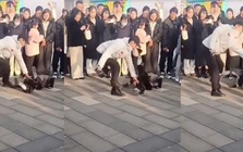 Robot hình người của Trung Quốc mất kiểm soát, đá chảy máu mũi người điều khiển giữa đám đông