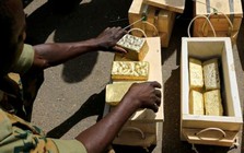 Tịch thu 20 thỏi vàng nặng 21 kg giấu trong một chiếc xe bán tải cabin kép