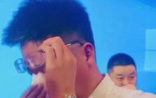 Thưởng tiền mặt, tặng vàng vẫn thấy "quá ít", Chủ tịch công ty bật khóc rồi đưa ra một quyết định khiến 300 nhân viên lặng người