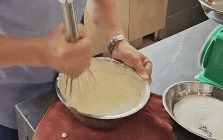 "Đại chiến" Tiramisu trên Threads: Tiệm bánh khoe "đánh kem bằng tay" chuẩn truyền thống, hội yêu bếp tràn vào bóc sự thật bẽ bàng