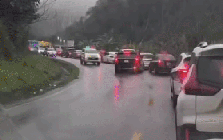 Clip: Tài xế xe con đi "khôn lỏi" bị CSGT nhắc thẳng bằng loa