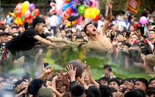 Hàng trăm thanh niên trai tráng lao vào tranh phết Hiền Quan cầu may, khung cảnh đông nghẹt khiến ai nhìn cũng “nín thở”