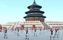 Video hàng chục robot tung cước gây choáng ngợp đền Thiên Đàn