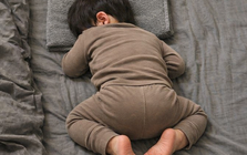 Trẻ ngủ gối và trẻ ngủ không kê gối sẽ có 3 điểm khác biệt khi lớn lên, bố mẹ cần lưu ý