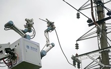 Tử thần "chào thua" đường dây 10 kV: Robot Trung Quốc lần đầu thay thế con người sửa điện trực tiếp!