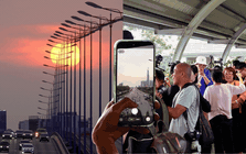 Hoàng hôn "độc bản" tại cầu Sài Gòn: Hàng dài người vẫn háo hức “săn” khoảnh khắc chỉ kéo dài 5 phút