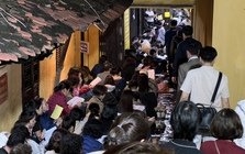 Nghìn người đổ về lễ cầu an tại ngôi chùa nổi tiếng ở Hà Nội, hàng dài phật tử đứng kín cả con ngõ