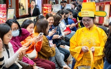 Con phố Hà Nội đông nghẹt chưa từng thấy ngày mùng 8 Tết: Chuyện gì đang xảy ra?