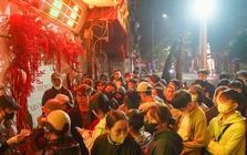 Xếp hàng từ tối hôm trước, xuyên đêm chờ lấy số mua vàng Vía Thần tài