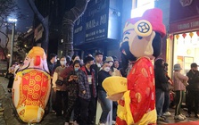 VIDEO: Hàng trăm người đi xếp hàng mua vàng từ nửa đêm