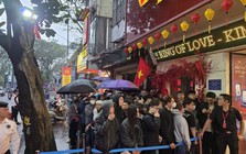 Từ 10 giờ tối, nhà đầu tư ồ ạt mang ghế gấp, đội mưa xếp hàng xuyên đêm để săn vàng bạc ngày Thần tài