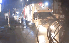 Video: Kinh hoàng khoảnh khắc tàu hoả tông nát xe tải