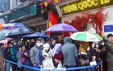 Hà Nội mưa tầm tã cũng không ngăn nổi dòng người đi mua vàng Vía Thần tài