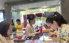 Nhiều người ngỡ ngàng vì mua được vàng quá dễ dàng