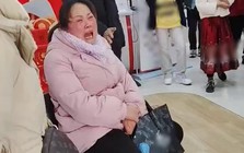 Gửi thêm 12 triệu nữa là có 370 triệu mua vàng, háo hức vượt 1300km lên lại thành phố, ra ngân hàng thì nhân viên nói: “Về nhà mà hỏi chồng chị“