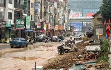 Dự án đường 400 tỷ ở Hà Nội ngổn ngang sau Tết, dân lội bùn, bắc ván vào nhà