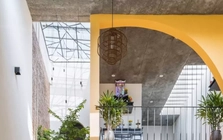 Nhà ống 2 tầng với các khoảng 'cắt xẻ' ngẫu hứng