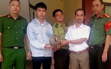 Thấy con vật quý bò lổm ngổm trong vườn, người dân liền bắt giao nộp