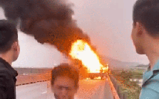 Nam tài xế gục khóc bên chiếc xe tải bốc cháy dữ dội khiến nhiều người xót xa