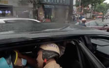 Cảnh sát "đội mưa" dẫn đường, tài xế xe ôm ở TPHCM qua cơn nguy kịch