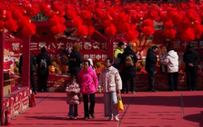 “Tôi sẵn sàng làm bất cứ điều gì để không phải trốn trong nhà vệ sinh và khóc trong bữa cơm tất niên”: Chuyện gì đang xảy ra với giới trẻ Trung Quốc?