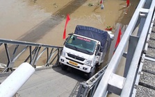 Xe tải chở gạo làm sập cầu ở Cần Thơ