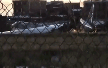 Máy bay quân sự chở đầy tiền rơi xuống cao tốc Bolivia, dân lao vào nhặt khiến hiện trường hỗn loạn