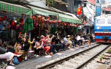 Cà phê đường tàu Khâm Thiên: Kiểm tra buổi sáng, buổi chiều khách đã ngồi kín, háo hức chờ nhặt nắp chai cán bẹp