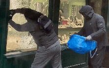 Clip gây sốc giữa khu nhà giàu tại London: 2 tên cướp vung búa tạ cướp tiệm trang sức giữa ban ngày, tất cả hoảng loạn