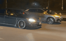 Chiếc ô tô di chuyển nhanh, người đàn ông bám trên nắp capo hét lớn, câu chuyện đằng sau gây tranh cãi