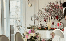 Ngay lúc này, trong penthouse tầng 36 của "phú bà" Hannah Olala: Cành đào nở rộ như pháo hoa, góc nào cũng ngập vibe Tết