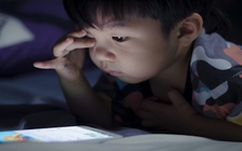 Cháu khóc là ông bà cho xem điện thoại, bé trai 3 tuổi cận thị tới 400 độ