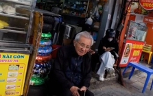 Phỏng vấn dạo 1 ông cụ sửa xe lớn tuổi ở Hà Nội, nam thanh niên sốc nặng vì học vấn QUÁ KHỦNG của ông!