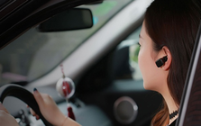 Nghe điện thoại khi lái ô tô bằng tai nghe có bị xử phạt?