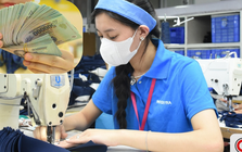 Chậm trả lương, thưởng Tết: Doanh nghiệp bị phạt bao nhiêu tiền và phải đền bù cho người lao động thế nào?