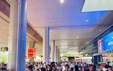 Dòng người nghỉ Tết bắt đầu đổ về sân bay Tân Sơn Nhất